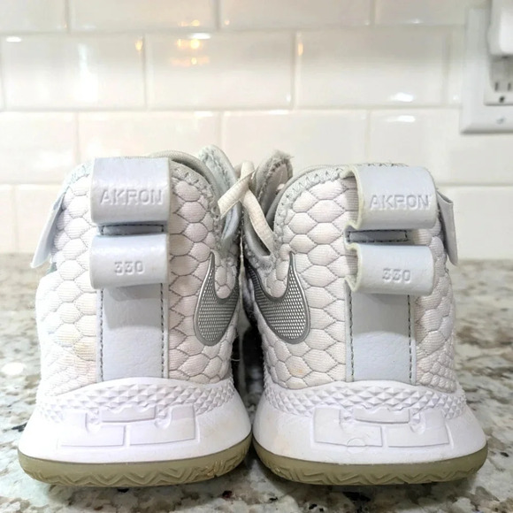 Nike LeBron Witness 3 Shoes in White Chrome size 8 Athletic Basketball Active - Picture 7 of 10